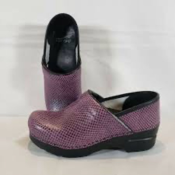Dansko Shoes - ISO these exact danskos!